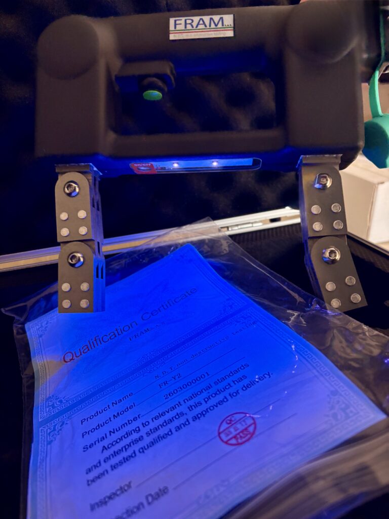 Giogo magnetico portatile FRAM SAS con luce UV integrata per magnetoscopia